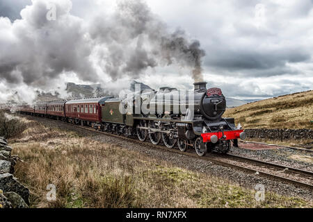 LMS Class 6P, 4-6-0 no 45596 Bahamas nostalgia steam train excursion approaching Blea Moor in the North Yorkshire Dales Stock Photo