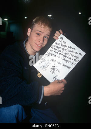 US boygroup Backstreet Boys on 30 November 1996 in London. Brian Littrell holding a thank-you letter for the fans. | usage worldwide Stock Photo