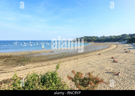 France, Ille et Vilaine, Cote d'Emeraude (Emerald Coast), Cancale, the Port Mer beach // France, Ille-et-Vilaine (35), Côte d'Émeraude, Cancale, anse  Stock Photo