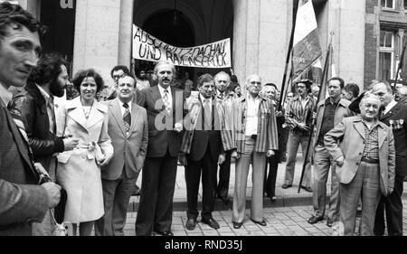 The trial against Beate Klarsfeld before the Cologne District Court on 9 July 1974 was accompanied by protests by German and French resistance fighters against the Nazi regime. | usage worldwide Stock Photo