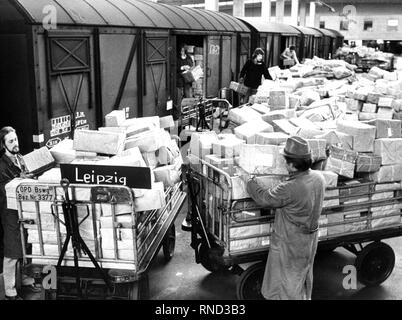 Like every year, the 250 employees of the Braunschweig post office, as here on 13 December 1974, have a lot to do to cope with the flood of Christmas parcels for the GDR. | usage worldwide Stock Photo