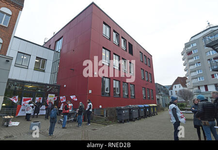 Bremen, Germany. 19th Feb, 2019. Participants of a warning strike stand at the entrance to the 'Allgemeine Berufsbildende Schule' on Steffensweg. The Education and Science Union (GEW) has called for a full-day warning strike at schools in Bremen and Bremerhaven. Credit: Carmen Jaspersen/dpa/Alamy Live News Stock Photo