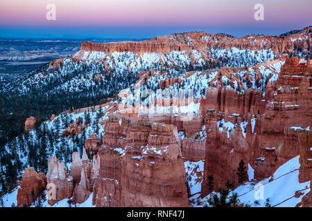 Hoodoos and mesa covered in snow, Inspiration Point, Bryce Canyon National Park, Utah USA Stock Photo