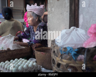 Old balinese woman at the main market of Ubud, Bali, Indonesia Stock Photo