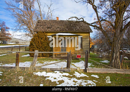 An abandoned and rotting house in Antelope, Oregon, population 49. Beginning in 1981 Antelope was the base operation of Bhagwan Shree Rajneesh, an Ind Stock Photo