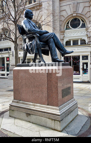 LONDON THE CITY OF LONDON  THE STATUE OF GEORGE PEABODY AMERICAN PHILANTHROPIST AND FINANCIER Stock Photo
