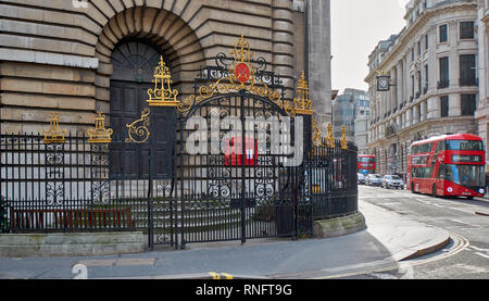 LONDON THE CITY OF LONDON CORNHILL THE ORNATE GOLD GATES TO PARISH CHURCH ST. MARY WOLNOTH Stock Photo