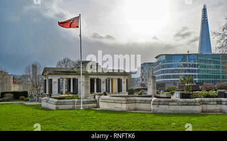 LONDON THE TOWER HILL MEMORIAL BY LUTYENS TO COMMEMORATE MEN OF THE MERCHANT NAVY AND FISHING FLEETS WHO HAVE NO GRAVES BUT THE SEA Stock Photo