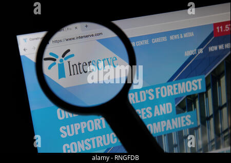 The Interserve website seen through a magnifying glass Stock Photo