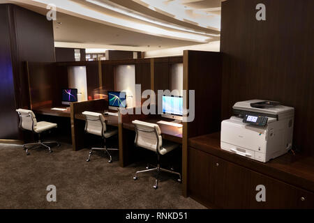 United Arab Emirates Abu Dhabi Airport, Terminal 3, Business Class Lounge, Business Cantre, iMac computers at desks Stock Photo