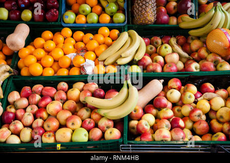 fruit store at the Severin street, oranges, aples, bananas, Cologne, Germany.  Obstgeschaeft in der Severinstrase in der Suedstadt, Orangen, Aepfel, B Stock Photo