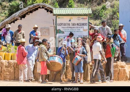 Views  along N7 road from Antsirtabe to Ranomafana National Park Madagascar - Religious exhumation Stock Photo