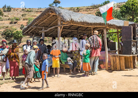 Views  along N7 road from Antsirtabe to Ranomafana National Park Madagascar - Religious exhumation Stock Photo