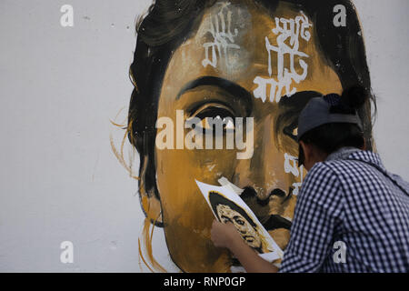 Dhaka, Bangladesh. 20th Feb, 2019. An artist paint on a street wall near central Shaheed Miner as part of preparation to celebrate International Mother Language Day on 21st February. Credit: MD Mehedi Hasan/ZUMA Wire/Alamy Live News Stock Photo