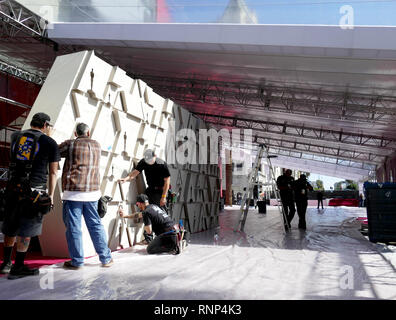 Los Angeles, USA. 19th Feb, 2019. Workers are preparing for the 91st Academy Awards in front of the Dolby Theatre on Hollywood Boulevard. The Oscars will be awarded on Sunday 24.02.2019 in Los Angeles for the 91st time. Credit: Barbara Munker/dpa/Alamy Live News