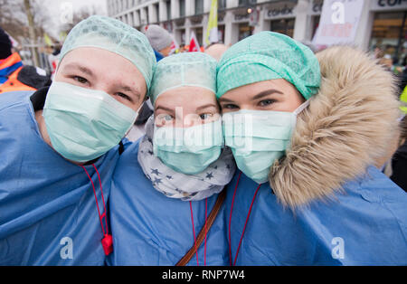 Hannover, Germany. 20th Feb, 2019. OP staff at Hannover Medical School are in public service in the event of a warning strike. The strikes in Lower Saxony are extended. In Hanover, employees of the road maintenance departments, the medical university, the university, the IT department of Lower Saxony and the state social welfare office are on strike. Credit: Julian Stratenschulte/dpa/Alamy Live News Stock Photo