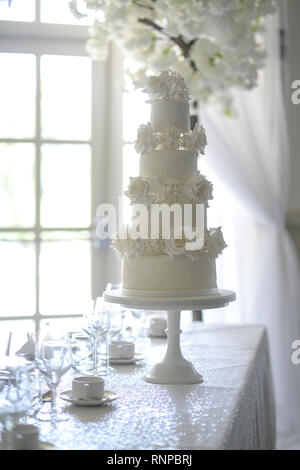 Beautiful table and decorations from an Art Deco themed Wedding, the colour palette is white and green, it is bright and very subtle Stock Photo