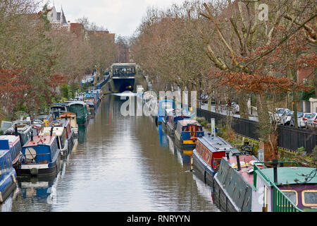 LONDON LITTLE VENICE CANAL BOATS ON THE WATER LOOKING TOWARDS THE TUNNEL AND CAFE Stock Photo