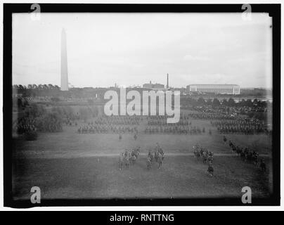 CAVALRY REVIEW BY PRESIDENT WILSON. CAVALRY IN MANEUVERS Stock Photo