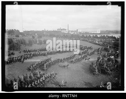 CAVALRY REVIEW BY PRESIDENT WILSON. CAVALRY IN MANEUVERS Stock Photo