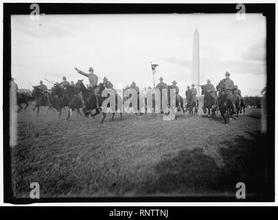 CAVALRY REVIEW BY PRESIDENT WILSON. CAVALRY IN MANEUVERS Stock Photo