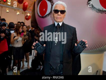 Chanel fashion designer Karl Lagerfeld, left, greets French singer and  actress Vanessa Paradis, also the wife of U.S. actor Johnny Depp, during an  aft Stock Photo - Alamy