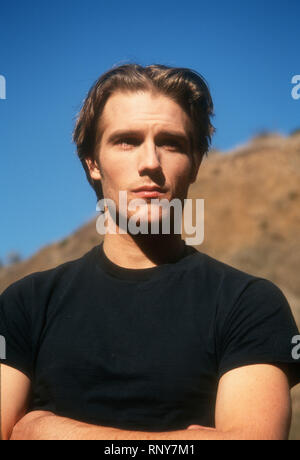 Exclusive!! Alias actor Michael Vartan appears to be sporting a new