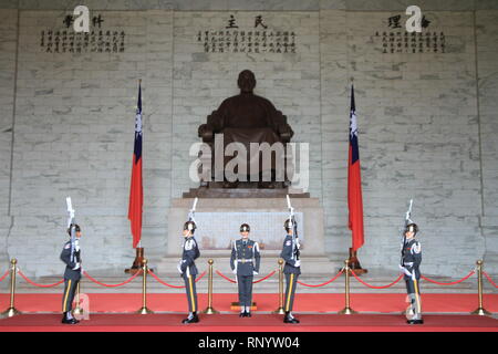 Chiang Kai-Shek Memorial Hall, Taipei, Taiwan - 29 Aug, 2015 : The changing of the guards ceremony against the statue of Chiang Kai-Shek in memorial h Stock Photo