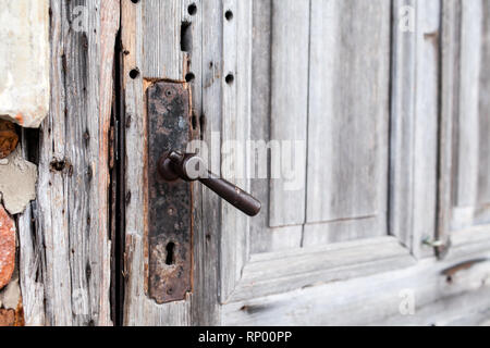 Ancient metal handle in a wooden door. Rukavishnikov manor in the village of Podviazye, Bogorodsky District. Stock Photo