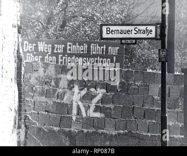 9/24/1961 - Banner Saying 'The Road to Unity Can Only Be Achieved Through a Peace Contract' Stock Photo