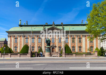 Stockholm, Sweden - May 6, 2016: Exterior of The House of Nobility, south end, with statue of Gustaf Eriksson Vasa. Text: CLARIS MAIORUM EXEMPLIS mean Stock Photo