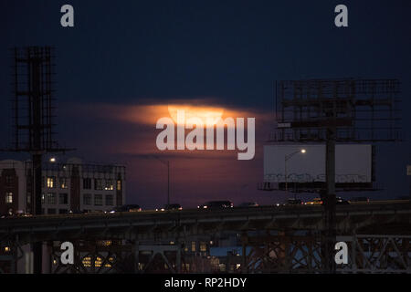 New York, USA. 19th Feb 2019. A “super snow moon” rises over the Queens Midtown Expressway in New York on February 19, 2019. Credit: Erik Pendzich/Alamy Live News Stock Photo