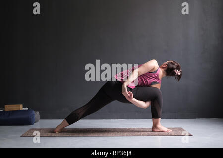 Young Woman Practicing Yoga Extended Side Angle... - Stock Illustration  [89077156] - PIXTA