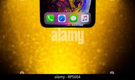 PARIS, FRANCE - OCT 2, 2018: iPhone Xs Max home screen button macro shot with glitter sparkle background gold colored Message, Safari, Telephone and Apple music icons app Stock Photo