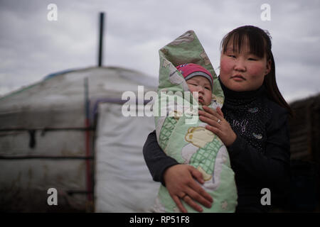 Mongolian woman, Gobi desert, Omnogov aimag, Mongolia Stock Photo