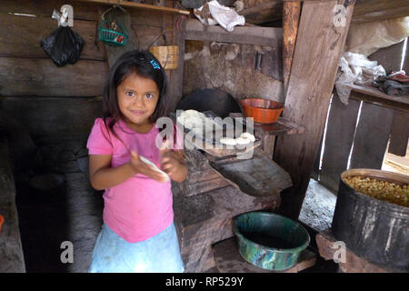 El Salvador  JDS projects in Jujutla.  Family of Alvaro Tejada (60), his wife Agripina Castillo (34) with their daughter Fatima Tejada (6), in village of Los Vasquez, Jujutla. In kitchen making tortillas with 'llorena' eco woodstove. Stock Photo