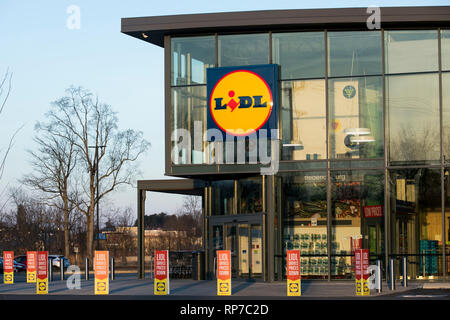 A logo sign outside of a Lidl discount grocery store in Fredericksburg, Virginia on February 19, 2019. Stock Photo