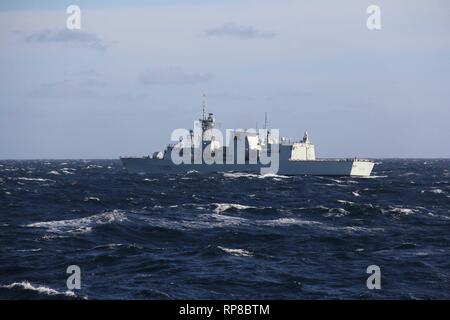 190216-N-FZ375-0023   PACIFIC OCEAN (Feb. 16, 2019) Canadian Halifax-class frigate HMCS Calgary (FFH 335) steams alongside Arleigh-Burke-class guided-missile destroyer USS Gridley (DDG 101). Gridley is underway conducting routine operations as a part of USS Boxer Amphibious Ready Group (ARG) in the eastern Pacific Ocean. (U.S. Navy photo by Lt j.g. Jeffrey Martino) Stock Photo