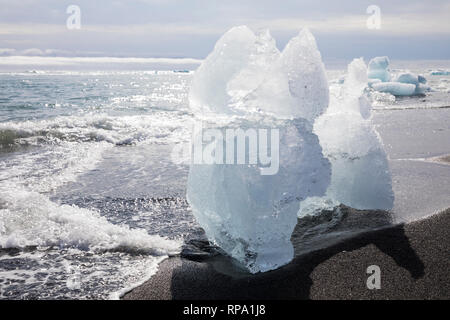 Eisbrocken im Meerwasser am Strand vor der Gletscherlagune Jökulsárlón, Jökulsarlon,  Jokulsarlon, Diamandstrand, Eislagune, Lagune mit Eis, Gletscher Stock Photo