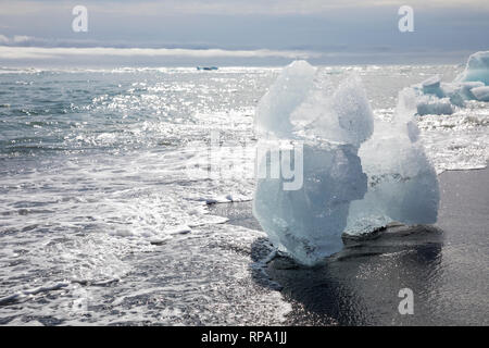 Eisbrocken im Meerwasser am Strand vor der Gletscherlagune Jökulsárlón, Jökulsarlon,  Jokulsarlon, Diamandstrand, Eislagune, Lagune mit Eis, Gletscher Stock Photo