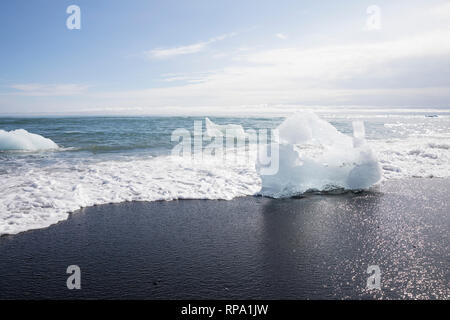 Eisbrocken im Meerwasser am Strand vor der Gletscherlagune Jökulsárlón, Jökulsarlon,  Jokulsarlon, Diamandstrand, Eislagune, Lagune mit Eis, Gletscher Stock Photo