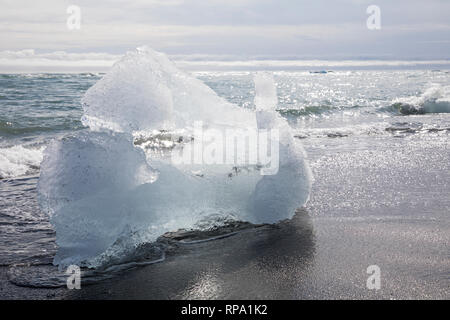 Eisbrocken im Meerwasser am Strand vor der Gletscherlagune Jökulsárlón, Jökulsarlon,  Jokulsarlon, Diamandstrand, Eislagune, Lagune mit Eis, Gletscher Stock Photo