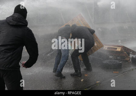 Leipzig, Germany. 21st Feb, 2019. Police officers of the Saxon police train the emergency, here the attack from a barricade. In total, several scenarios were trained, a dispute within a group of young people or between fan groups in the context of a football match and attacks on police officers from a barricade. Credit: Peter Endig/dpa/ZB/dpa/Alamy Live News Stock Photo