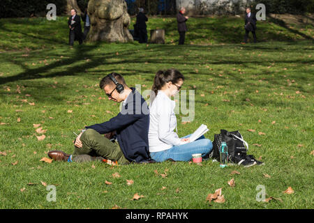 Green Park, London. 21st Feb 2019. UK Weather:  A couple enjoy their lunch break in the sunshine taking some time to enjoy the warm temeratures as February Delivers Spring Weather for the Second Year in a Row. Credit: Jeff Gilbert/Alamy Live News Stock Photo