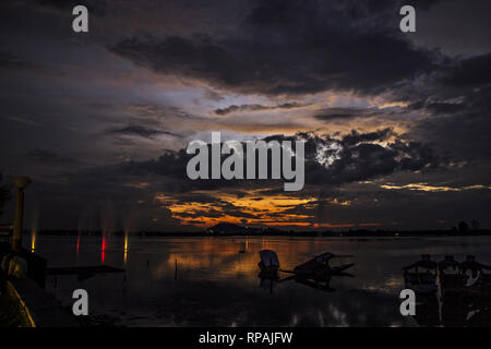 February 21, 2019 - Srinagar, J&K, India - A general view of the Dal lake during sunset after rainfall in Srinagar, Kashmir. The upper reaches, including the world famous ski resort of Gulmarg, received fresh snowfall, while rains lashed Srinagar, and other parts of the Kashmir valley. The weatherman has forecast improvement in weather from Friday. Credit: Saqib Majeed/SOPA Images/ZUMA Wire/Alamy Live News Stock Photo