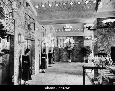 Vintage department store interior hi-res stock photography and images -  Alamy