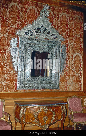 Festsaal im Schloss Sigmaringen - Burg Hohenzollern, Deutschland 1986. Hall at the Castle Sigmaringen - Castle Hohenzollern, Germany 1986. Stock Photo