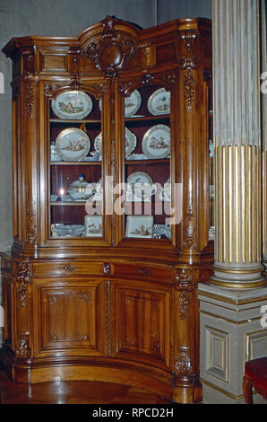 Edle Inneneinrichtung im Schloss Sigmaringen - Burg Hohenzollern, Deutschland 1986. Exquisit interior at the Castle Sigmaringen - Castle Hohenzollern, Germany 1986. Stock Photo