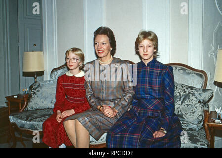 Prinzessin Benedikte von Dänemark, Gemahlin von Richard Prinz zu Sayn-Wittgenstein-Berleburg mit den Töchtern Alexandra und Nathallie auf Schloss Berleburg, Deutschland 1984. Princess Benedikte of Denmark, wife of Richard Prince zu Sayn-Wittgenstein-Berleburg with the daughters Alexandra and Nathalie at Berleburg castle, Germany 1984. Stock Photo