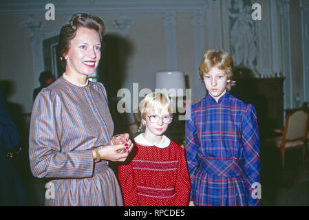 Prinzessin Benedikte von Dänemark, Gemahlin von Richard Prinz zu Sayn-Wittgenstein-Berleburg mit den Töchtern Alexandra und Nathallie auf Schloss Berleburg, Deutschland 1984. Princess Benedikte of Denmark, wife of Richard Prince zu Sayn-Wittgenstein-Berleburg with the daughters Alexandra and Nathalie at Berleburg castle, Germany 1984. Stock Photo